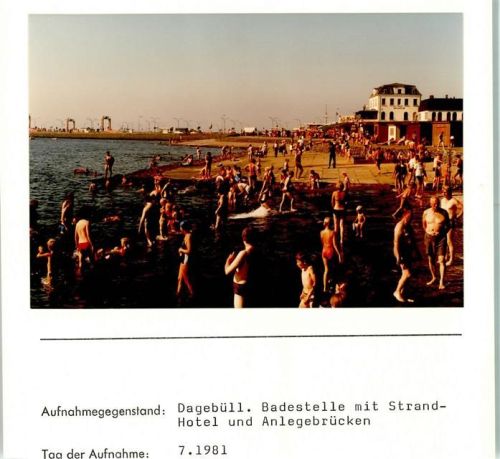 Dagebüll Strand Badestelle mit Strand-Hotel und Anlegebrücken Foto montiert auf Karton