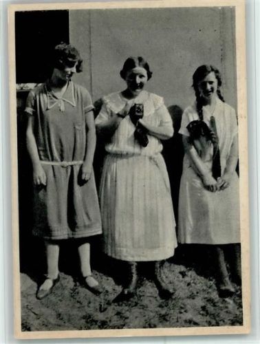 Drei Frauen und ein Fotoapparat ca 1927 AK