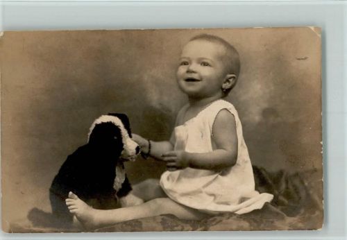 1916 Baby mit einem Stofftier AK