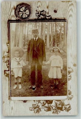 Vater mit seinen Kindern , Matrosenanzug