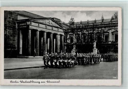 Berlin Mitte Wachablösung am Ehrenmal AK