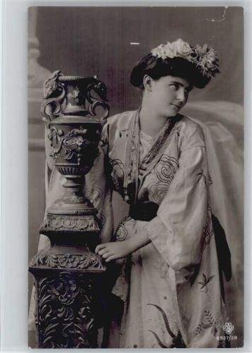 Serie 0927-28 - Schöne Frau - Jugendstil Vase Asiat.Volkstyp