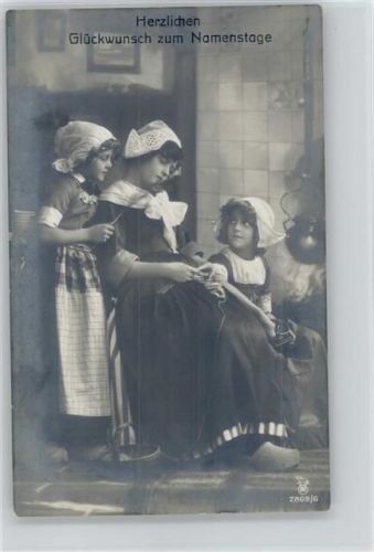 1915 Namenstag - Kinder in Holland Trachten mit Holzschuhe und Strickzeug, Foto AK