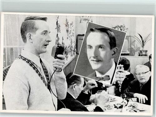 Sepp Glaninger , singender Gastwirt mit einem Mikrofon
