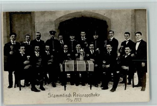 Stammtisch Reiseapotheke Gruppenfoto mit Bier 1913 AK Apotheke