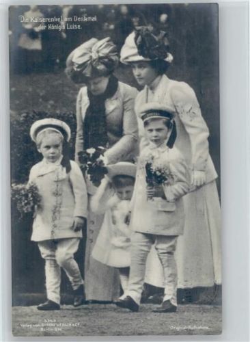 1911 Die Kaiserenkel am Denkmal der Königin Luise - 3343 Liersch , Original-Aufnahme