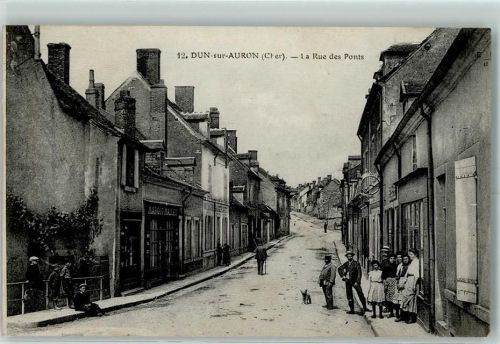 18130 Dun-sur-Auron - La Rue des Ponts Geschäfte Hund Kinder