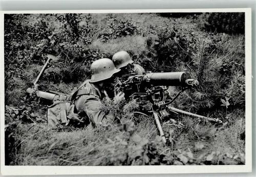 Schweres Maschinengewehr in Stellung bei Gasangriff Waffen