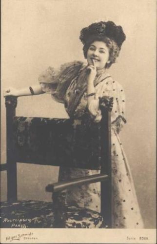 Frauenmodell mit Stuhl, Edgar Schmidt Dresden, AK mit aufmontierten Perlen