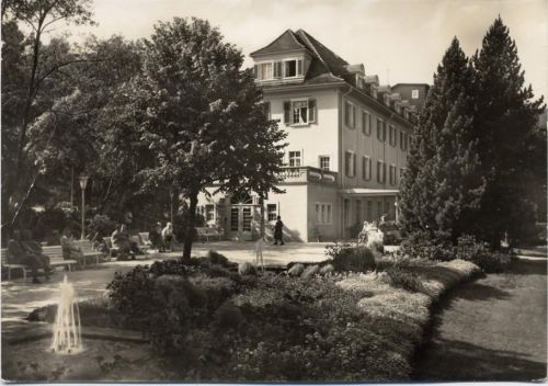 1974 Bad Brambach, Sachsen: Ansicht Vogtland-Haus, Springbrunnen, Foto-Ak Nr. 2718/1,Dick-Foto-Verlag