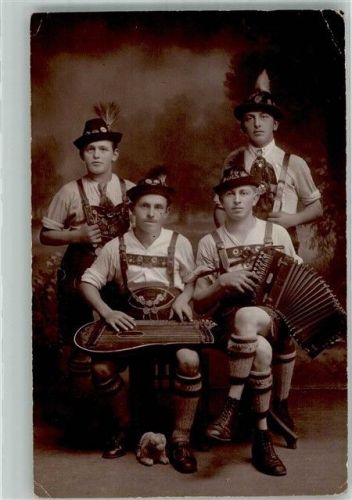 Ein bayerisches Volksmusikquartett mit Zither und Ziehharmonika in Tracht Privatfoto AK