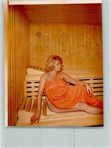 Brilon Hotel Schwarzwald Innenaufnahme Frau in der Sauna