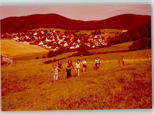 Holenberg Ortsansicht mit Kindern