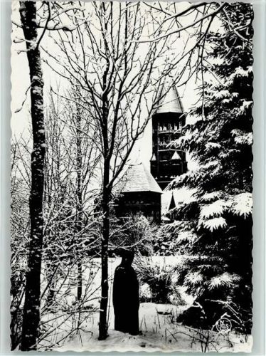 Clerf Abbaye La Crypte Mönch steht im Schnee AKU2