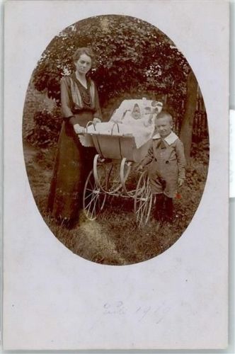 Sieber Frau mit Kinderwagen , Foto-Karte