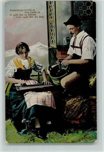 Frau in Tracht spielt die Zither, der Bauer rührt die Butter? AK Zither
