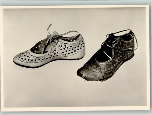 Bad Homburg Staatliches Saalburgmuseum Römischer Frauenschuh Original u. Nachbildung