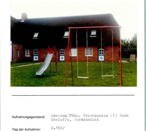 Oevenum Friesenhaus Hark Roeloffs Nordansicht Rutsche Schaukel Foto montiert auf Karton