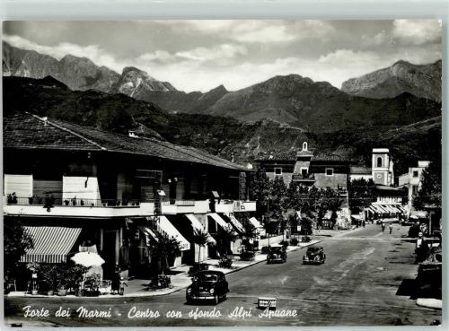 Forte dei Marmi Centro con sfondo Alpi Apuane