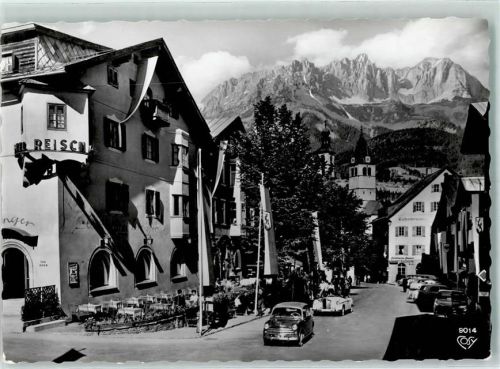 Kitzbühel Stadtplatz mit Kaiserplatz Fahnen