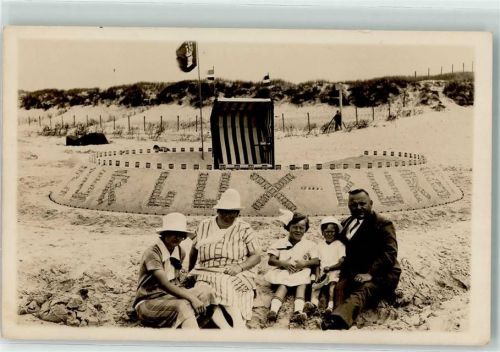 Garding Familienphoto Sandburg Strandkorb Flagge Ort handschriftlich