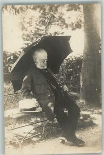 Maler Illustrator sitzt auf einer Parkbank, Regenschirm Hoffotograf Fritz Schumann Bad Kissingen