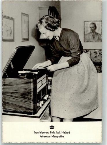 1958 Prinzessin Margrethe am Schallplatten Gerät