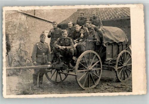 Eine Gruppe Landser auf einer Nachschubkutsche Fahrrad