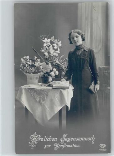 Serie EAS 4103-2 - Buch lesen, Tisch mit schönen Blumen, Mädchen mit Bibel , Foto AK
