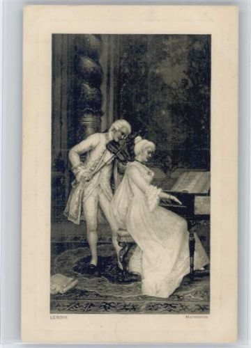 Klavierlehrer mit Geige begleitet Glamour Frau auf dem Klavier