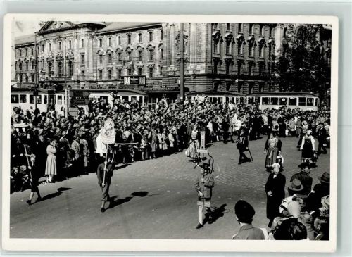 94315 W8440 Straubing Privatfoto AK Trachtenverein Umzug Ort handschriftlich