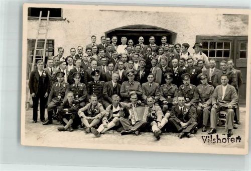 Vilshofen Gruppenbild von Männern in Wehrmachtsuniform und Privatpersonen