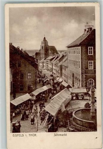 Eisfeld Jahrmarkt Verkaufsstände Brunnen
