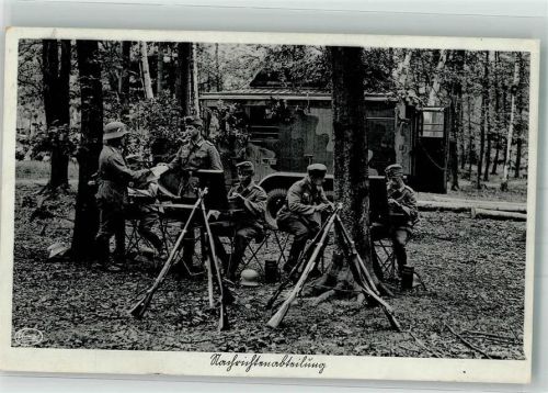 1936 Landser in Uniform einer Nachrichtenabteilung in einer Waldstellung Kosmos Nr. 150