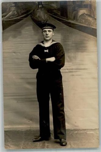 Matrose von einem U-Boot mit Schützenschnur Uniform