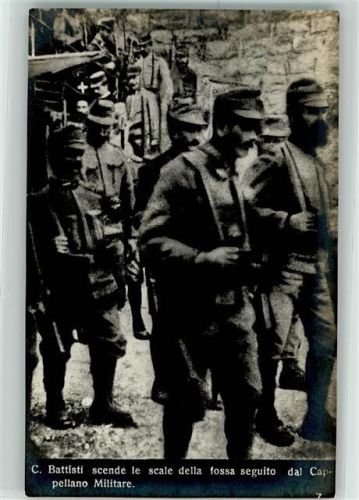 C. Battisti scende le scale della fossa seguito dal Cappellano Militare WK I
