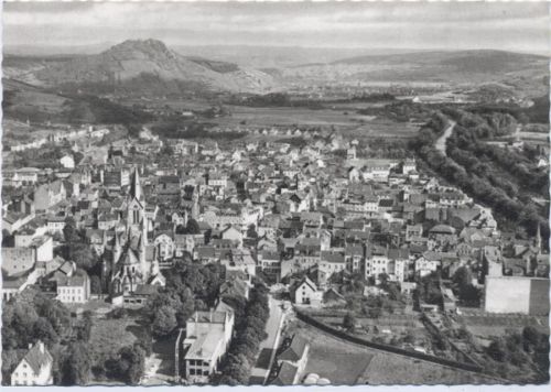 um 1950/60 Bad Neuenahr, Ortschaft mit Kirche und Fluß, Vogelperspektive,Josef Simon