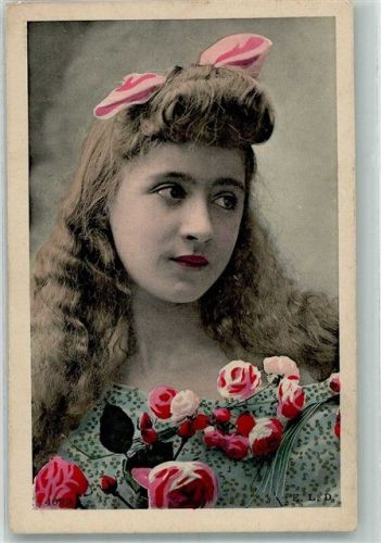 1914 Portrait einer jungen Frau mit Schleife im Haar und Rosen am Revers