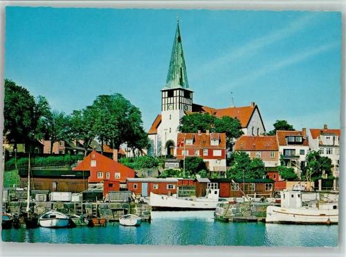 Bornholm Die Kirche in Ronne Hafen Fischkutter