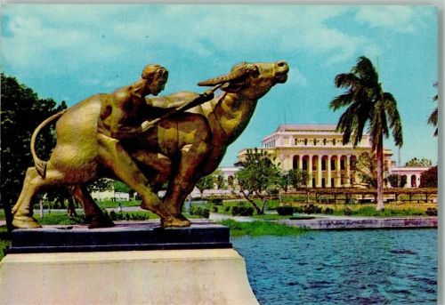 Statue Mann zähmt Wasserbüffel