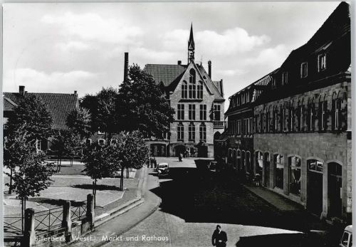 Billerbeck Markt Rathaus Auto Fußgänger Zaun Baum