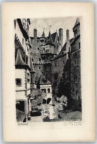 Münstermaifeld Burghof der Burg Eltz