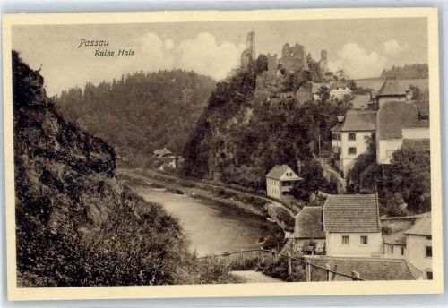 Hals Blick zur Burg-Ruine