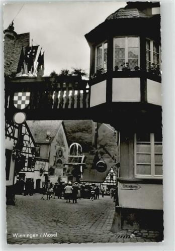 Winningen Eingang zum Weinhof mit Weinhexenbrunnen