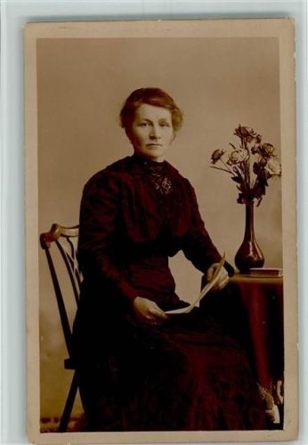 Privatfoto Frau beim Brief lesen ca 1916 AK