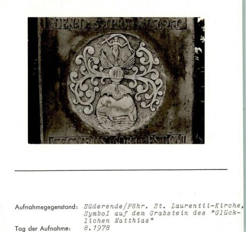 Süderende St. Laurentii-Kirche Smbol auf dem Grabstein des Glücklichen Matthias Kirchen, Grabsteine, etc. Foto montiert auf Karton