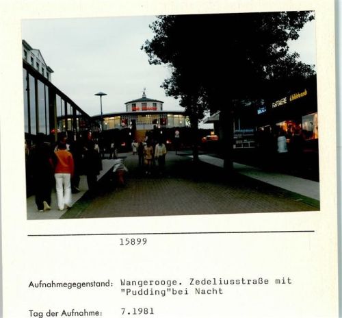 Wangerooge Zedeliusstraße mit Café Pudding bei Nacht Foto montiert auf Karton