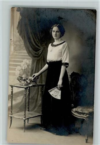 1907 Atelier Foto - Frau mit Fächer AK