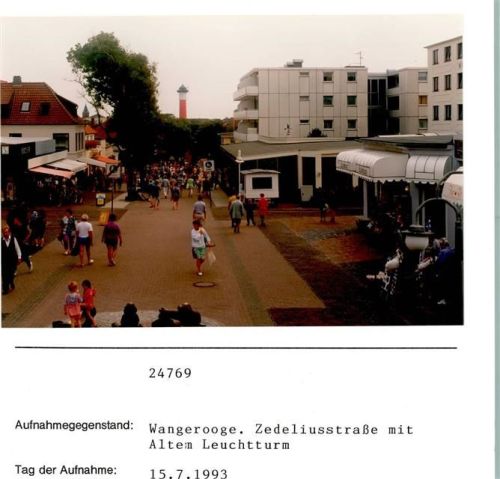 Wangerooge Zedeliusstraße mit Altem Leuchtturm Foto montiert auf Karton