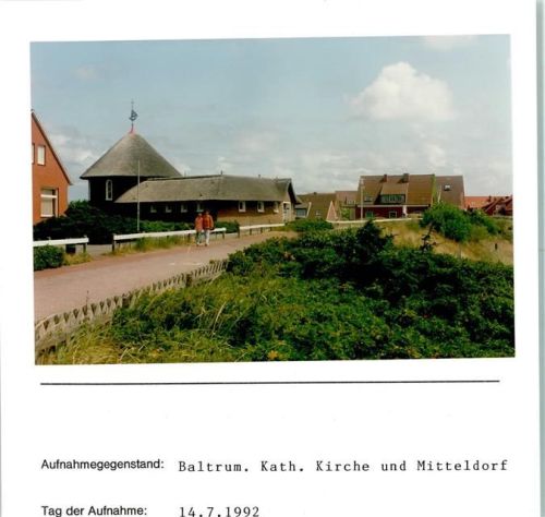 Baltrum Kath. Kirche und Mitteldorf Foto montiert auf Karton